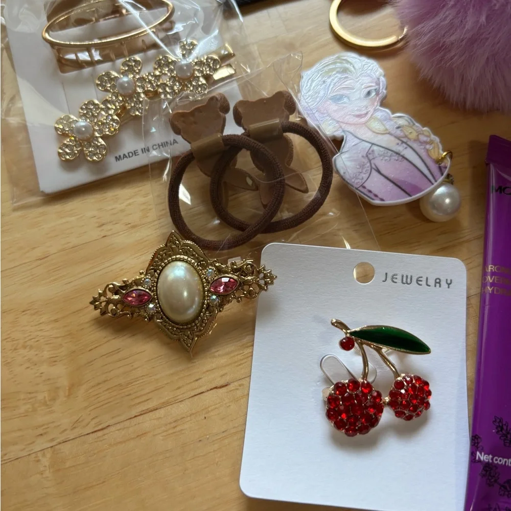 Assorted Beauty and Accessory Set - Picture 9 of 13